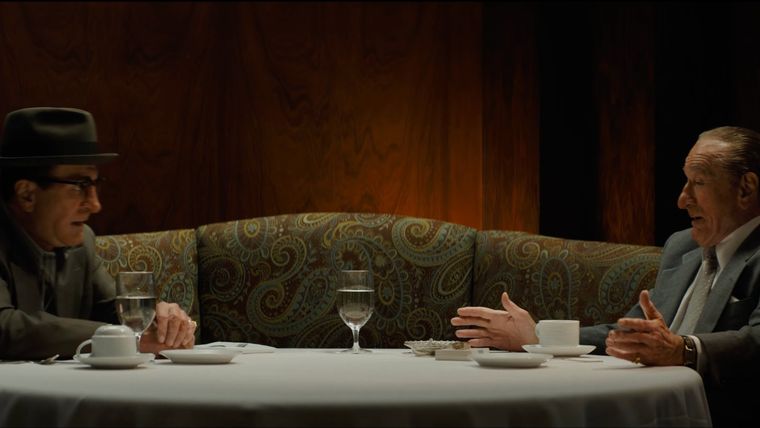 Robert De Niro como Vito Genovese y Frank Costello. Robert De Niro como Vito Genovese y Frank Costello.