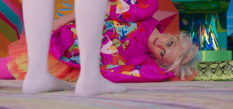 Kate McKinnon como Weird Barbie