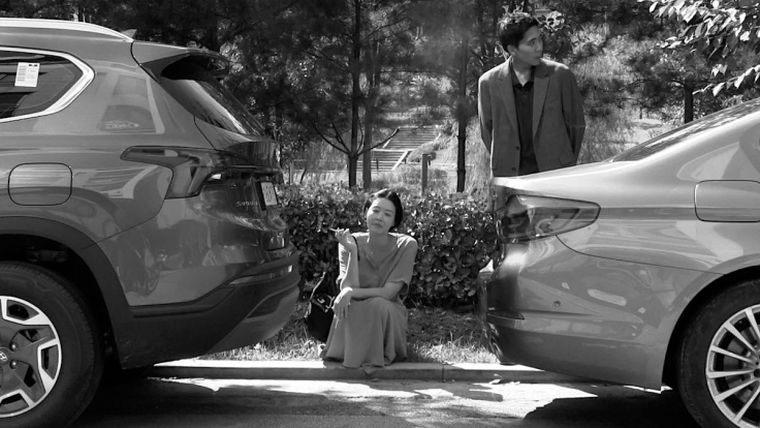 Grabada en blanco y negro, está protagonizada por Song Seon-mi , Cho Yunhee y Park Mi-so. Grabada en blanco y negro, está protagonizada por Song Seon-mi , Cho Yunhee y Park Mi-so.