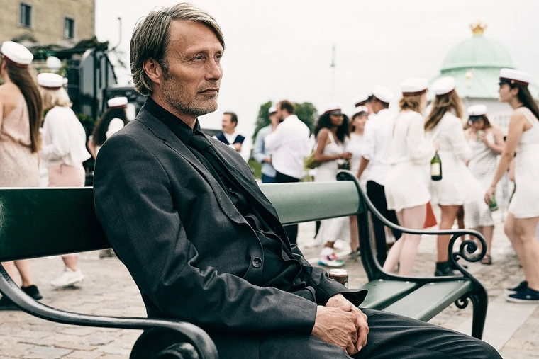 Mads Mikkelsen es el protagonista de la película Another Round. Mads Mikkelsen es el protagonista de la película Another Round.