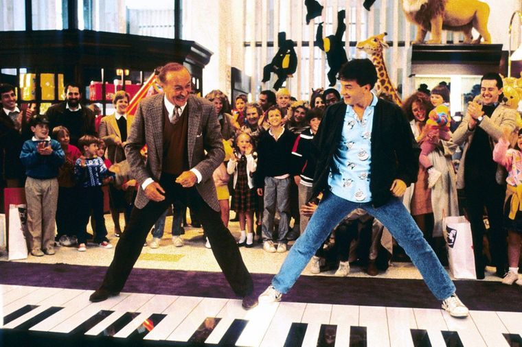 Tom Hanks y Robert Loggia en la recordada escena del piano en la juguetería