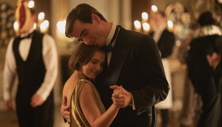 Mia McKenna-Bruce y Corey Mylchreest en Agatha Christie: Las Siete Esferas. Mia McKenna-Bruce y Corey Mylchreest en Agatha Christie: Las Siete Esferas. 