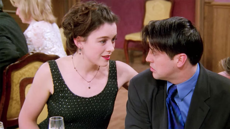 Olivia Williams aparece en los episodios El de la boda de Ross Parte 1 y Parte 2