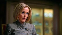 Gillian Anderson es una de las protagonistas de La gran exclusiva, la nueva y exitosa película de Netflix.