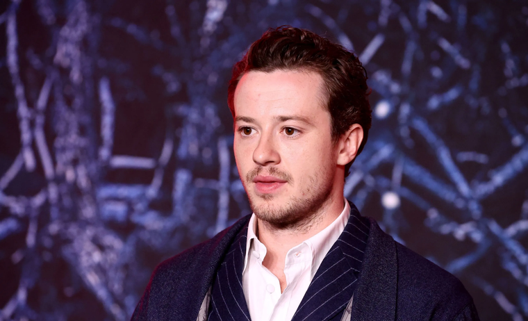 Joseph Quinn es un actor británico de 29 años.