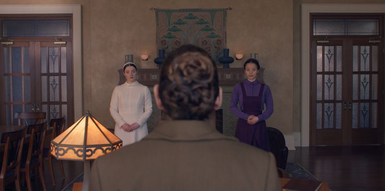 La secuela televisiva muestra su estética inicial y empieza a delinear cómo seguirá la lucha contra el régimen de Gilead.