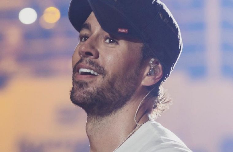 Enrique Iglesias tiene 4 hermanos.