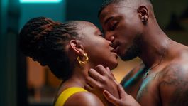 Tiene una duración de 92 minutos, Fikile Mogodi es el director