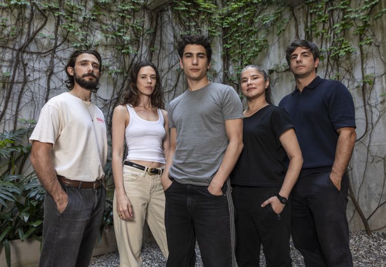 Emiliano Zurita, Delfina Chaves, Enzo Vogrincic, Marleyda Soto y Marco Antonio Caponi, protagonizarán la nueva miniserie. Emiliano Zurita, Delfina Chaves, Enzo Vogrincic, Marleyda Soto y Marco Antonio Caponi, protagonizarán la nueva miniserie.