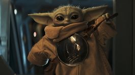 El pequeño ser de la Fuerza es diversión asegurada en The Mandalorian and Grogu. El pequeño ser de la Fuerza es diversión asegurada en The Mandalorian and Grogu.