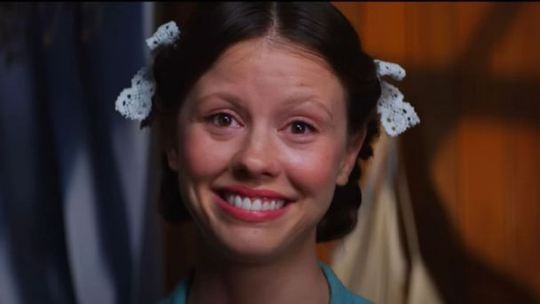 Mia Goth consolidó su nombre en el cine por su trabajo en esta trilogía. Mia Goth consolidó su nombre en el cine por su trabajo en esta trilogía.