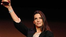 Sandra Bullock recogiendo su Rizzie en 2014