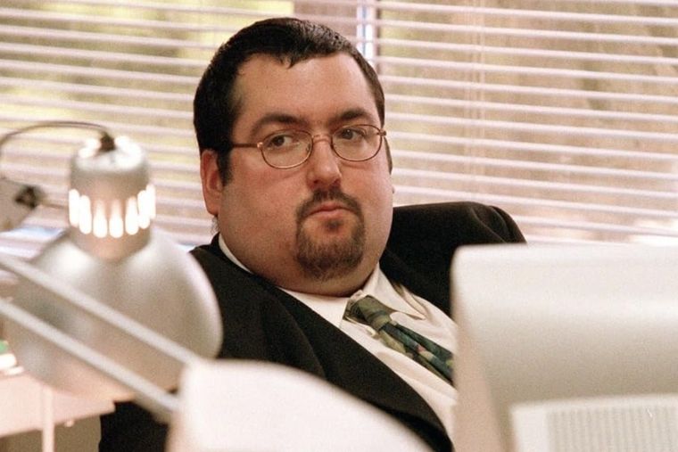 Ewen MacIntosh interpretó a un contador que quería ser DJ.