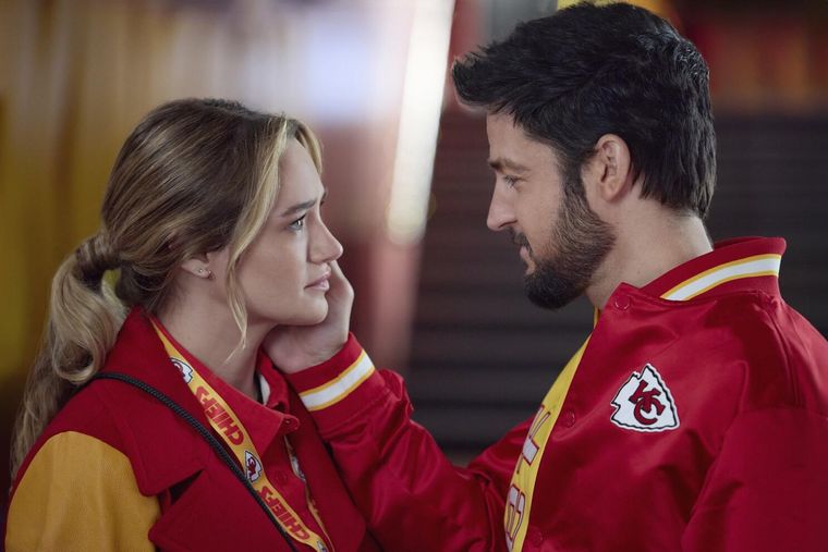 Hunter King & Tyler Hynes compartieron detalles del rodaje de Holiday Touchdown: A Chiefs Love Story