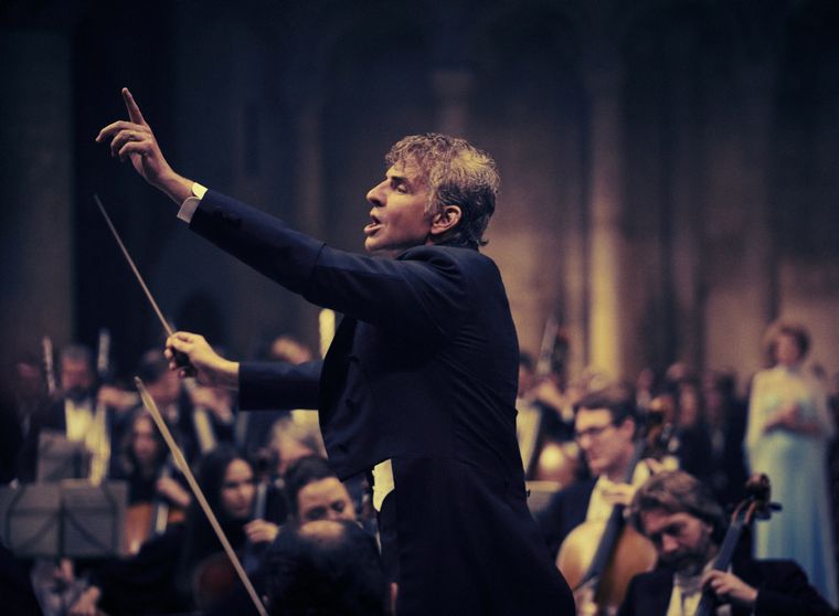 Brett Yang y Eddy Chen cuestionaron la escena donde el actor conduce a la Orquesta Sinfónica de Londres