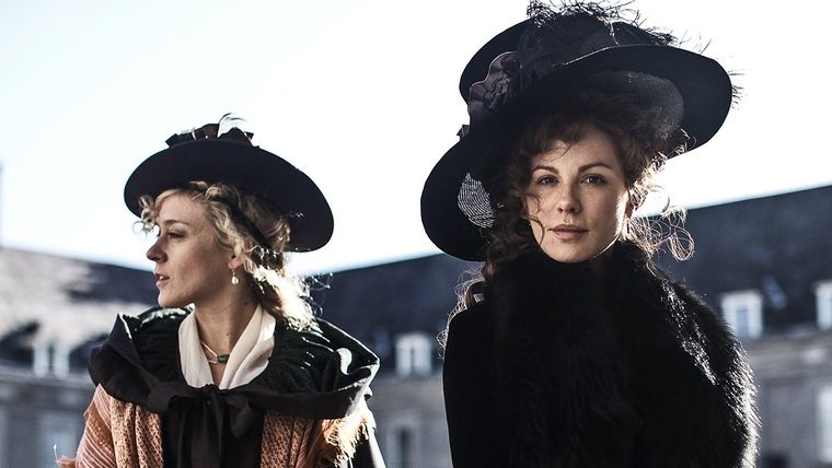 Kate Beckinsale y Chloë Sevigny en Amor y Amistad (2016).