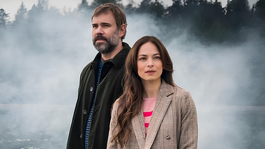 Rossif Sutherland y Kristin Kreuk protagonizan Murder in a Small Town. Rossif Sutherland y Kristin Kreuk protagonizan Murder in a Small Town.