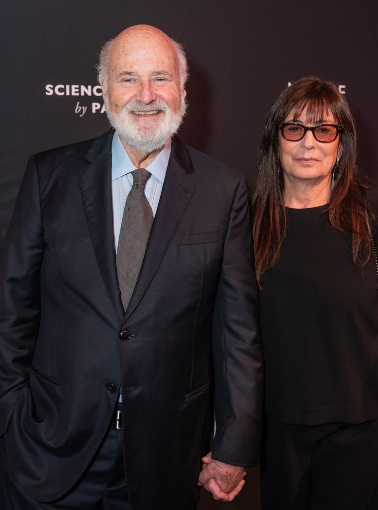 Nick es el principal sospechoso de la muerte de Rob Reiner y Michele Singer, luego de que un vecino revelase que el director y su esposa fueron degollados tras una discusión con un miembro de su familia. Nick es el principal sospechoso de la muerte de Rob Reiner y Michele Singer, luego de que un vecino revelase que el director y su esposa fueron degollados tras una discusión con un miembro de su familia.