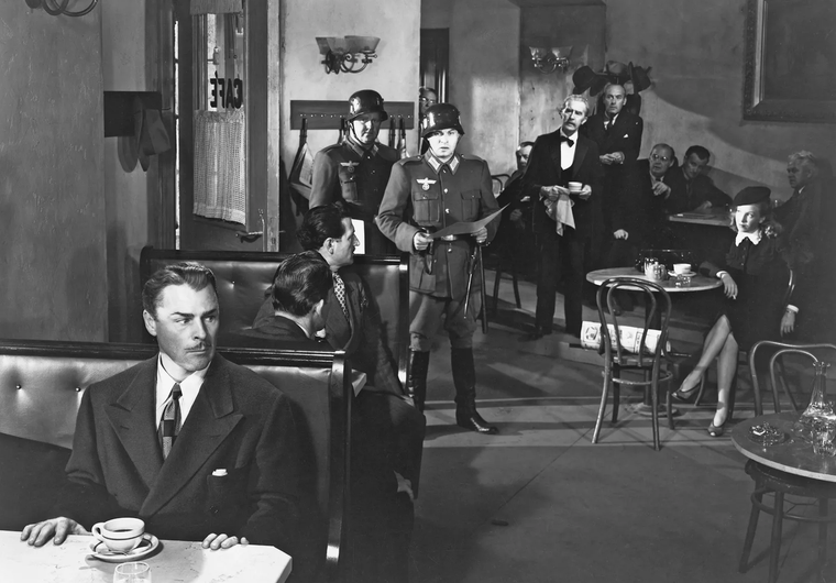 La película dirigida por Fritz Lang en 1943 recibió dos nominaciones a los Premios Oscar. La película dirigida por Fritz Lang en 1943 recibió dos nominaciones a los Premios Oscar.