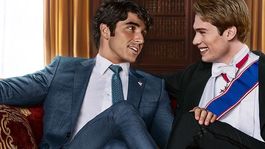 Nicholas Galitzine y Taylor Zakhar Perez protagonizan esta divertida adaptación