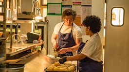 El Chef Carmy y Tina, dos de los grandes personajes de El Oso