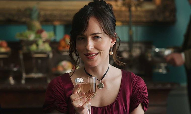 Dakota Johnson da vida a Anne Elliot, la protagonista de la historia