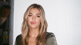 la hija de stallone recibio el ano con una blusa traslucida que se llevo todas las miradas