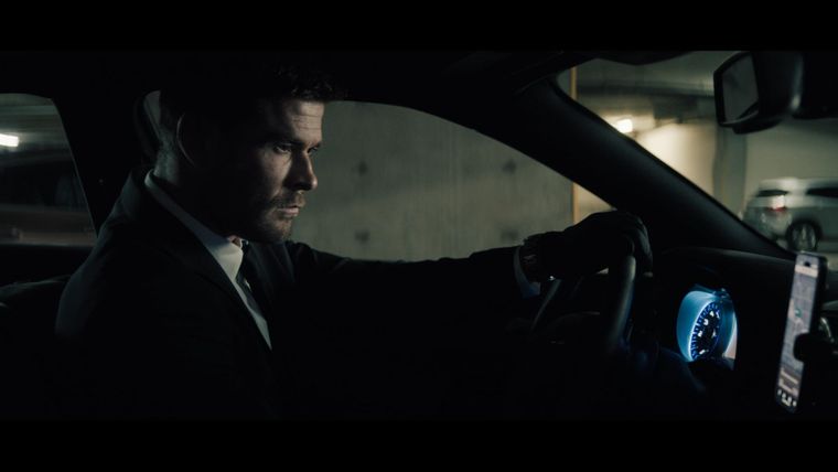 crime-101-chris-hemsworth-car
