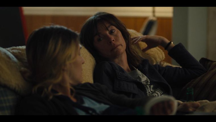 Kate Winslet junto a Julianne Nicholson en Mare of Easttown.&nbsp;