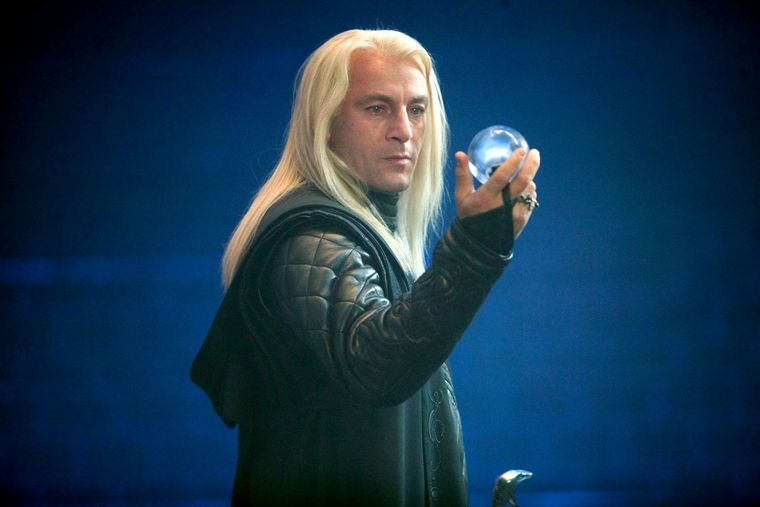 Jason Isaacs como Lucius Malfoy