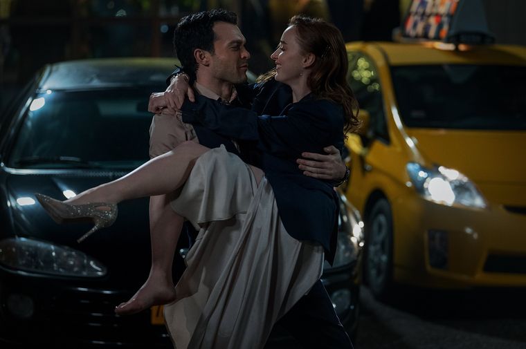 Protagonizada por Phoebe Dynevor y Alden Ehrenreich, la clave de esta historia es la gran química entre ambos que hace que las escenas subidas de tono sean, en verdad, fogosas. Protagonizada por Phoebe Dynevor y Alden Ehrenreich, la clave de esta historia es la gran química entre ambos que hace que las escenas subidas de tono sean, en verdad, fogosas.