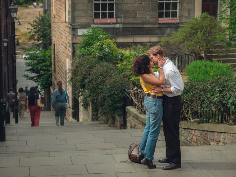 Lejos del romanticismo idealizado, Siempre el mismo día apuesta por una mirada realista sobre el amor y la amistad; lo que la vuelve una de las series románticas más humanas de Netflix. Lejos del romanticismo idealizado, Siempre el mismo día apuesta por una mirada realista sobre el amor y la amistad; lo que la vuelve una de las series románticas más humanas de Netflix.