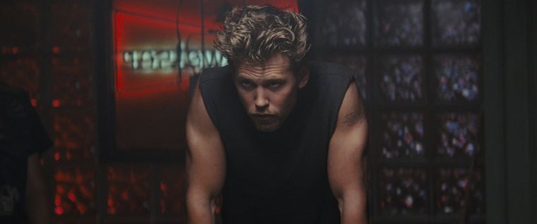 A lo James Dean, Austin Butler se convierte en un rebelde en su poderosa motocicleta