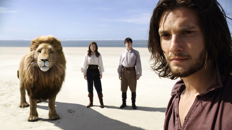 Aslan, los hermanos Lucy y Edmund Pevensie, junto al Príncipe Caspian en Las crónicas de Narnia: La travesía del viajero del alba (2010)