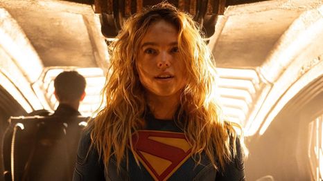 Milly Alcock como Supergirl
