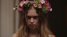 Eliza Scanlen en la miniserie de HBO, Sharp Objects (2018). Eliza Scanlen en la miniserie de HBO, Sharp Objects (2018).