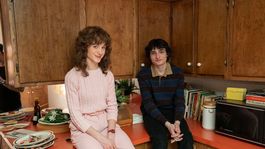 Natalia Dyer y Finn Wolfhard en el set de Stranger Things. Natalia Dyer y Finn Wolfhard en el set de Stranger Things.