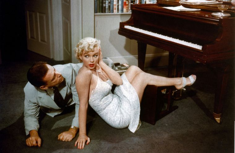 Con una Marilyn Monroe atravesando una profunda depresión y el divorcio de Joe DiMaggio, el presupuesto de rodaje ascendió a los 1.8 millones de dólares debido a los retrasos en la filmación
