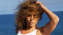 jennifer lopez a puro relax en una paradisiaca playa
