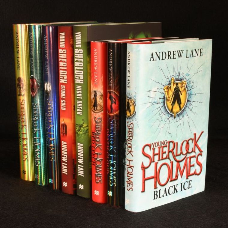 La saga literaria está comprendida por ocho libros lanzados entre 2010 y 2015. La saga literaria está comprendida por ocho libros lanzados entre 2010 y 2015.