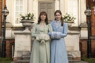 Claudia Jessie y Hannah Dodd interpretan a Eloise y Francesca. Claudia Jessie y Hannah Dodd interpretan a Eloise y Francesca.