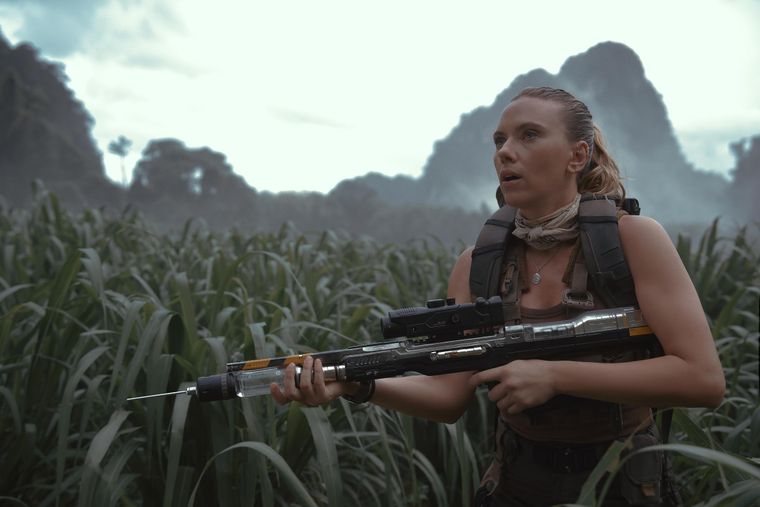 jurassic-world-rebirth-scarlet-johansson-gun.jpg
