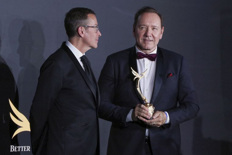 Kevin Spacey recibió el premio a su trayectoria de la mano de Manuel Collas de La Roche, fundador y presidente de la fundación Better World Fund. Kevin Spacey recibió el premio a su trayectoria de la mano de Manuel Collas de La Roche, fundador y presidente de la fundación Better World Fund.
