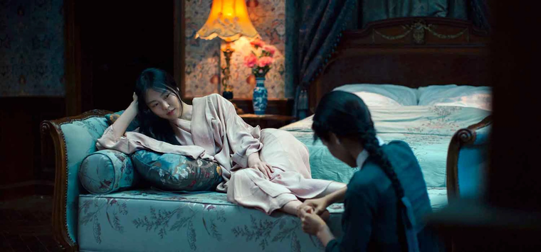 Está basada en una novela ubicada en la época victoriana de Reino Unido pero fue adaptada a la ocupación japonesa de Corea. Está basada en una novela ubicada en la época victoriana de Reino Unido pero fue adaptada a la ocupación japonesa de Corea.