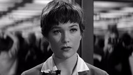 Shirley MacLaine como la ascensorista que enamora a C.C. Baxter, con el que vivirá una inolvidable historia de amor en El Apartamento