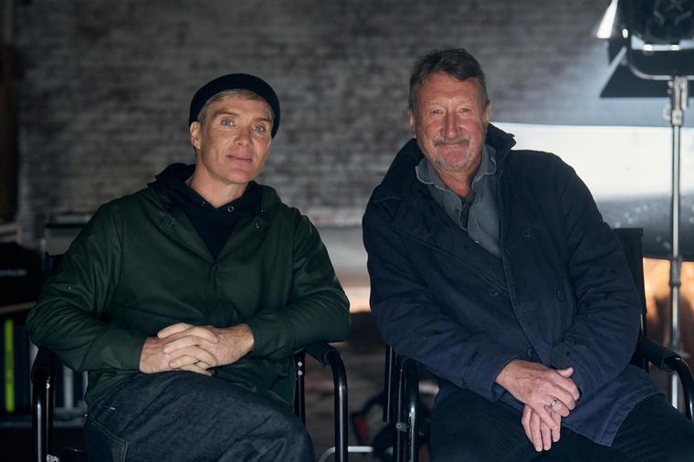 Cillian Murphy junto a Steven Knight, el creador de Peaky Blinders, en el set de la esperada película The Immortal Man. Cillian Murphy junto a Steven Knight, el creador de Peaky Blinders, en el set de la esperada película The Immortal Man.