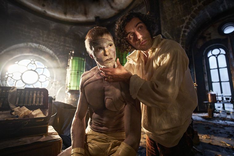 Jacob Elordi y Oscar Isaac en Frankenstein. Jacob Elordi y Oscar Isaac en Frankenstein. 
