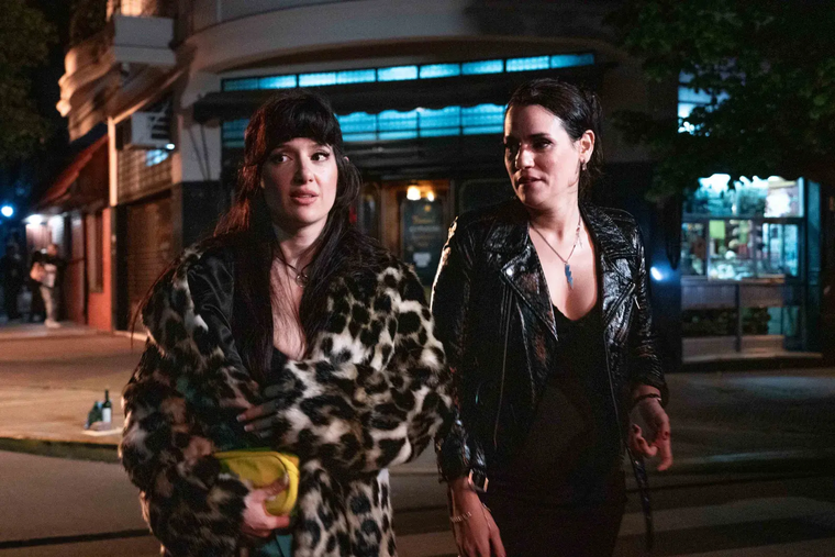 Creada por Malena Pichot, la serie se encuentra disponible de forma completa en Flow, además de contar con el estreno de un nuevo episodio cada viernes y sábado en TNT y HBO Max. Creada por Malena Pichot, la serie se encuentra disponible de forma completa en Flow, además de contar con el estreno de un nuevo episodio cada viernes y sábado en TNT y HBO Max.