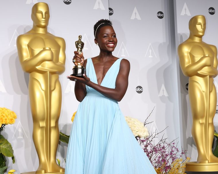 Lupita Nyongo posa para los fotógrafos tras hacer historia en los premios Oscar de 2014.