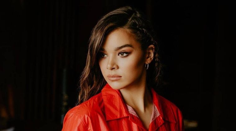 Hailee Steinfeld alista su arco